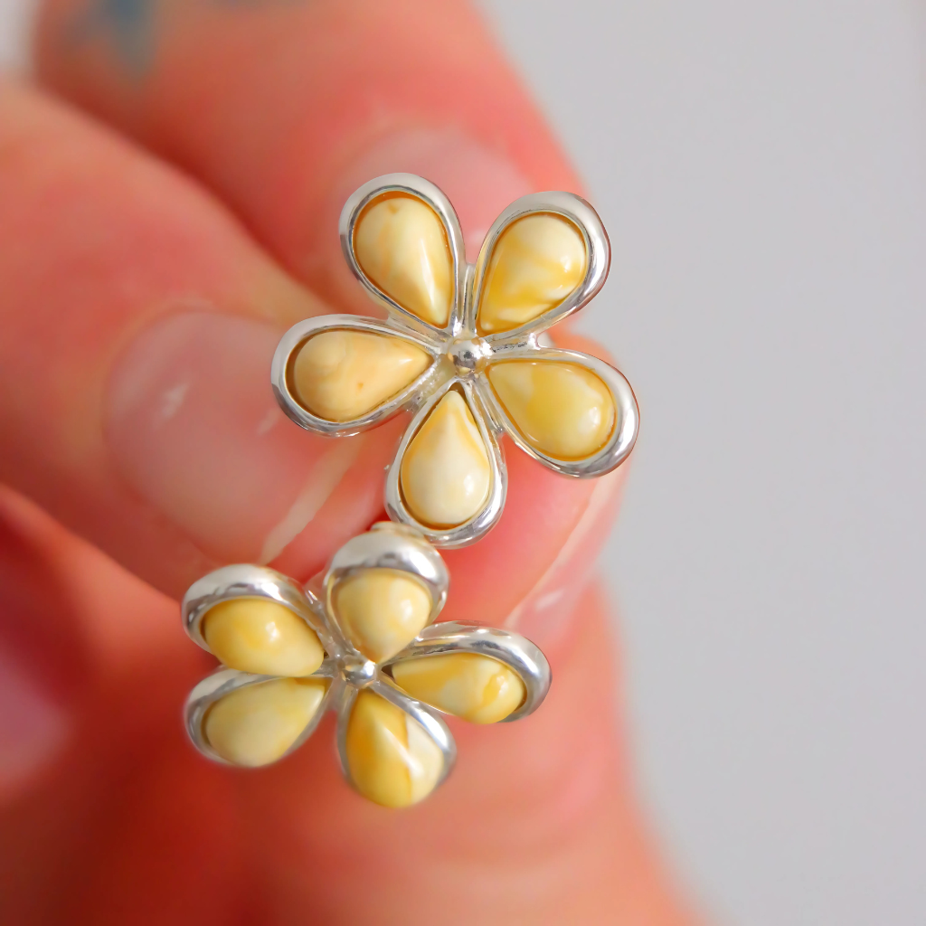 daisy amber stud earring close up on blurred background