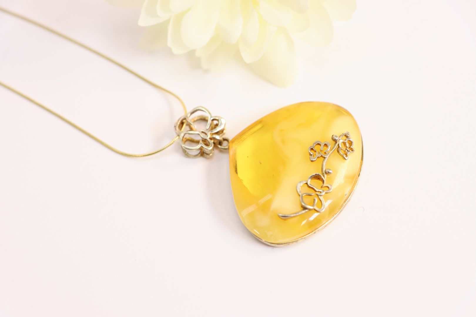 Handmade 14k Gold Plated Natural Baltic Lemon and White Amber Daisy Pendant Necklace