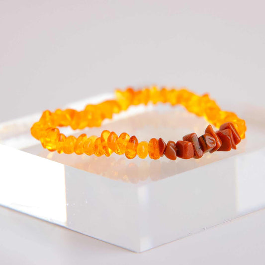baltic amber bracelet -Baltic honey amber and gold gemstone bracelet, handcrafted with unique amber chips, stylish and eye-catching accessory.