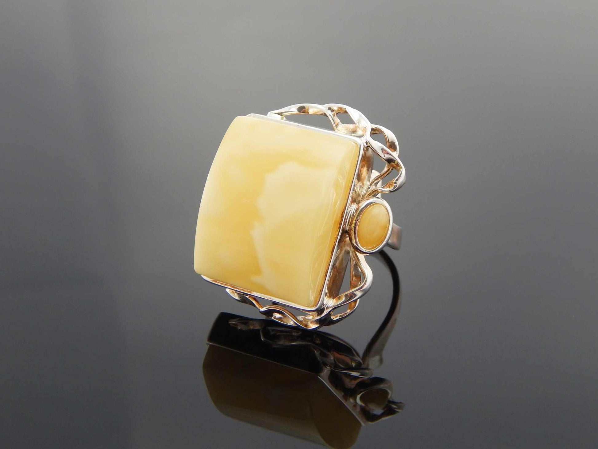 Natural Baltic butterscotch amber ring in 925 sterling silver with twisted design.