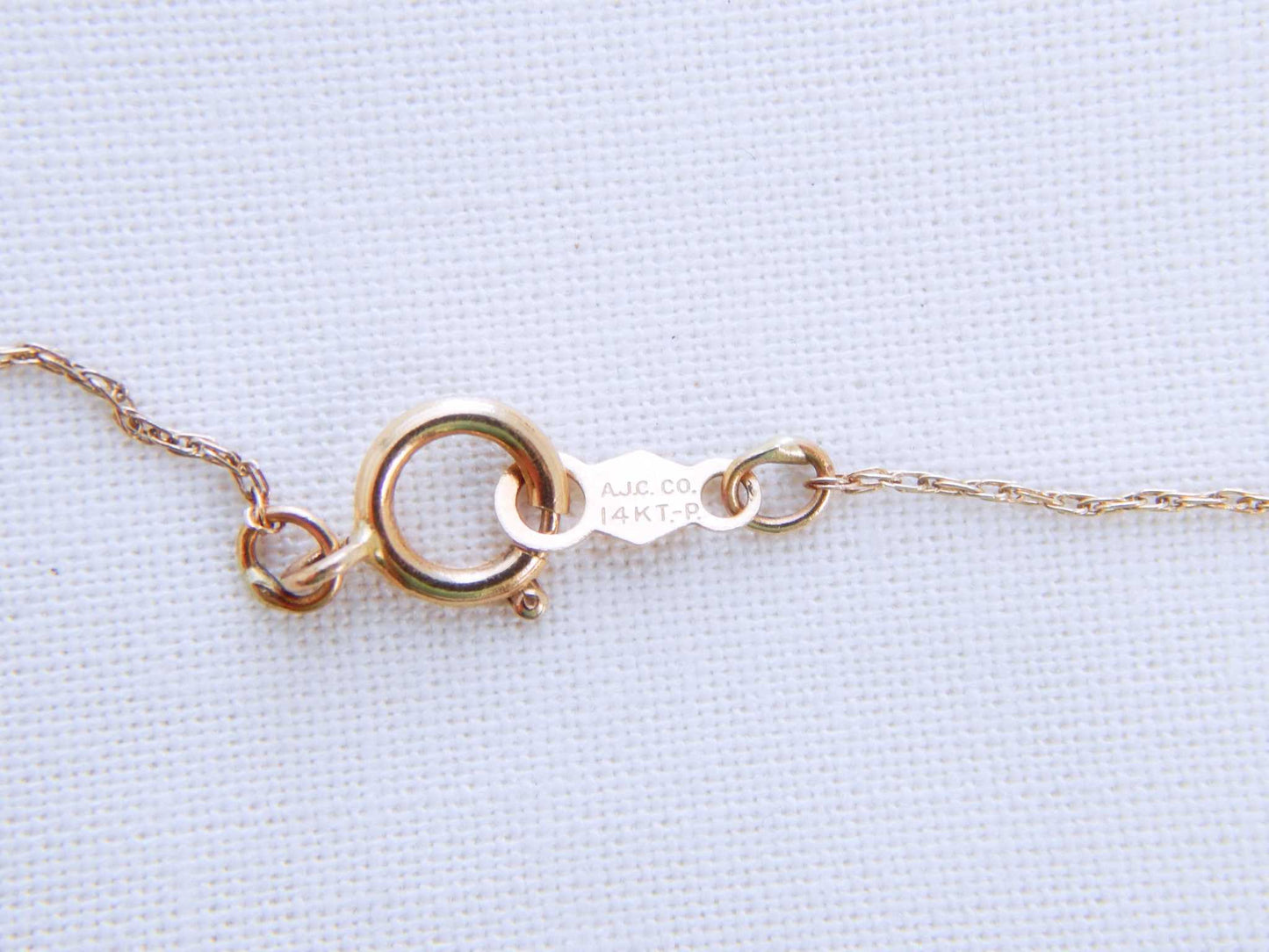 14K yellow gold chain clasp of aquamarine pendant.