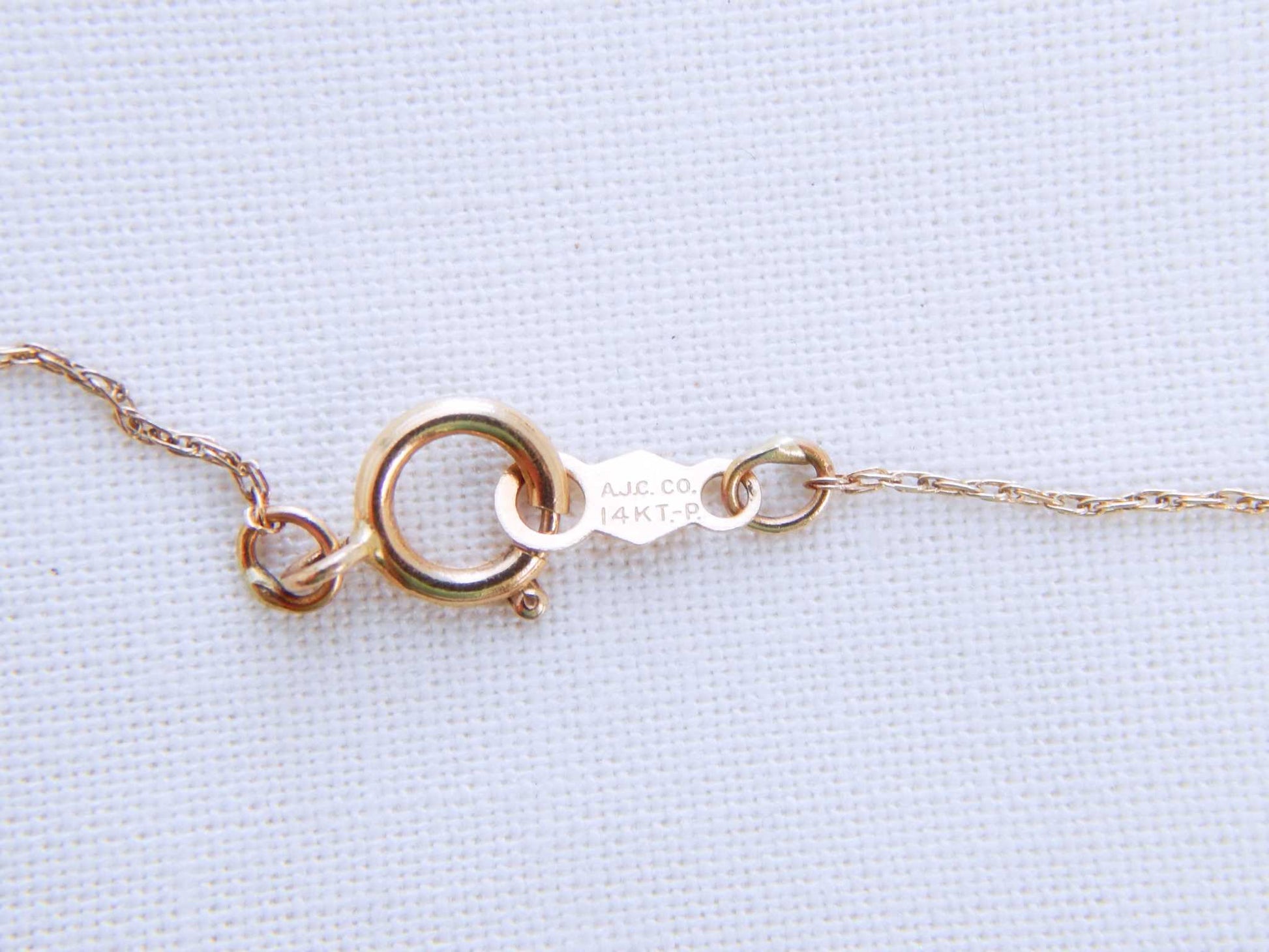 14K yellow gold chain clasp of aquamarine pendant.